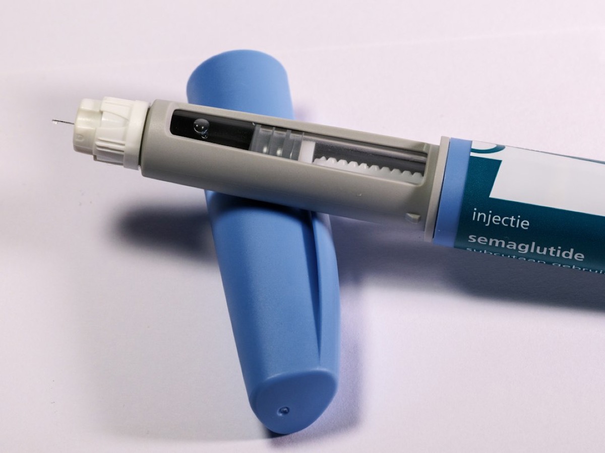Stylo injecteur de sémaglutide posé sur son capuchon bleu